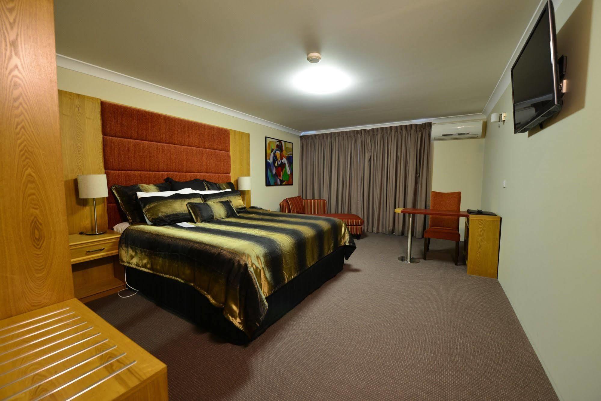 Winning Post Motor Inn Маджи Экстерьер фото