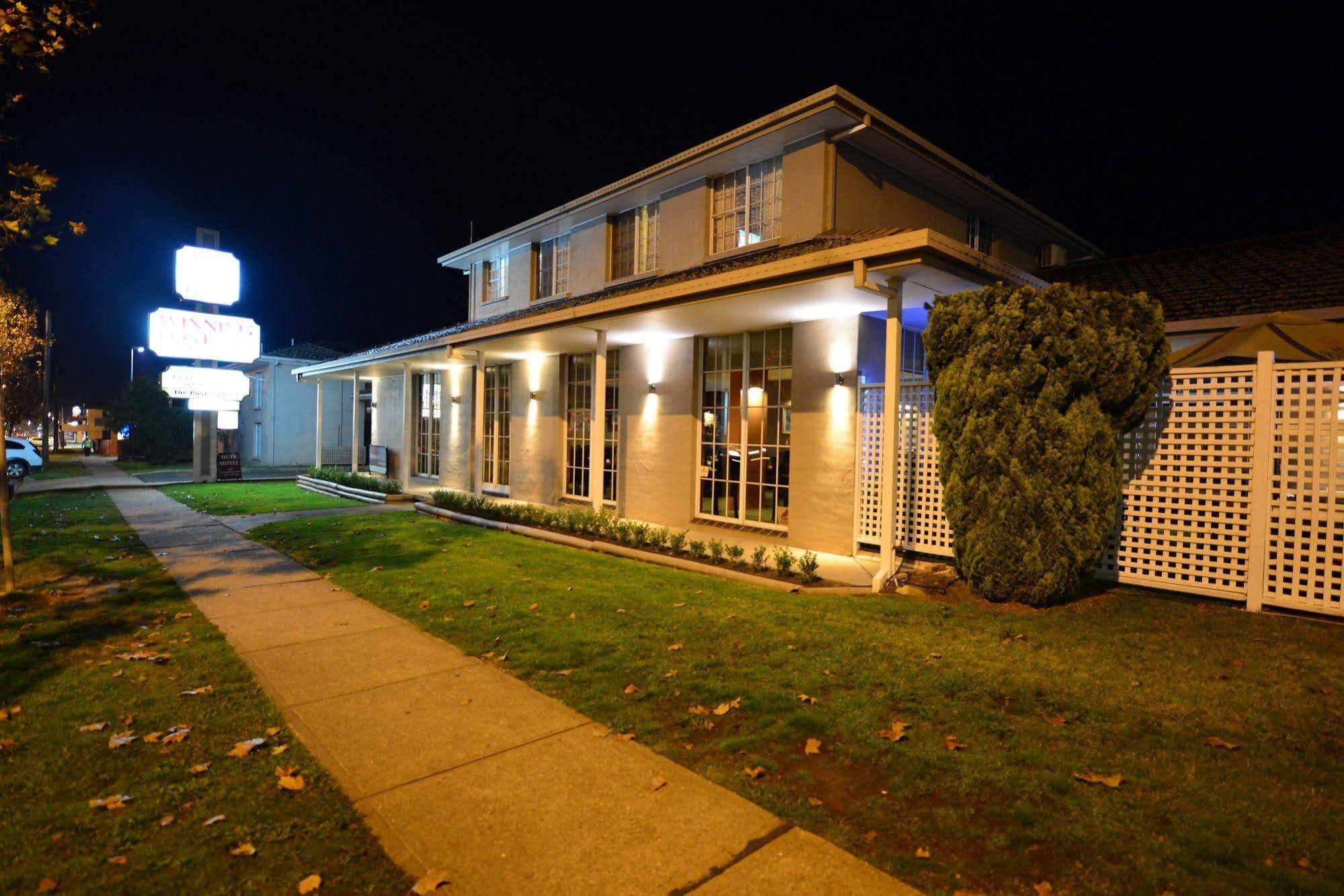 Winning Post Motor Inn Маджи Экстерьер фото